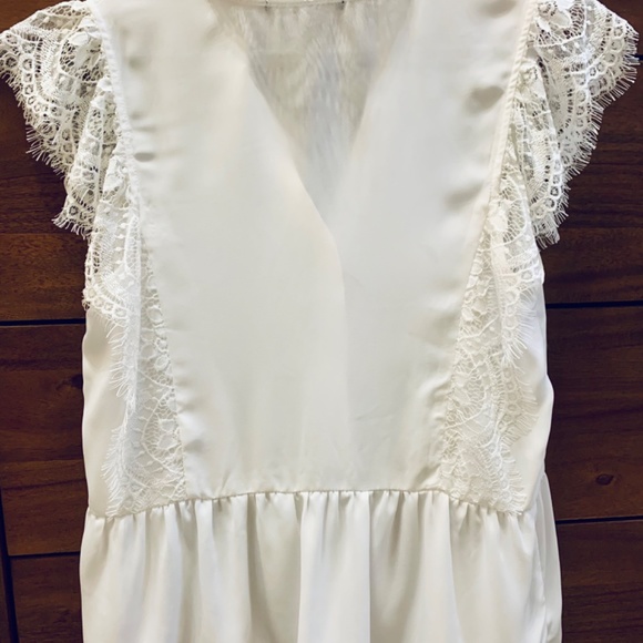 Lace trimmed sleeveless blouse - Picture 2 of 2